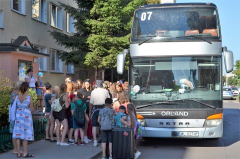 Dzieci czekające przed autokarem