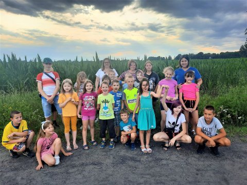 Grupa dzieci z opiekunami podczas wyjazdu